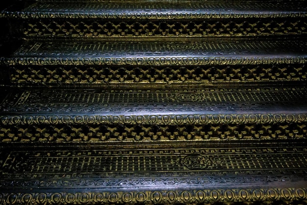 Escadaria de metal antigo com degraus de ferro forjado ricamente decorados em preto