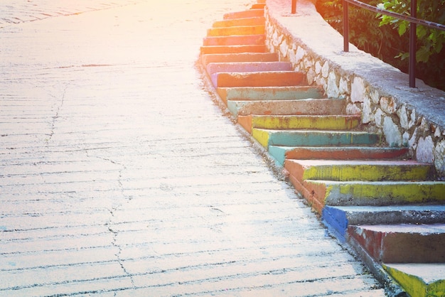 Escadaria de pedra colorida e uma estrada suave ao pôr do sol