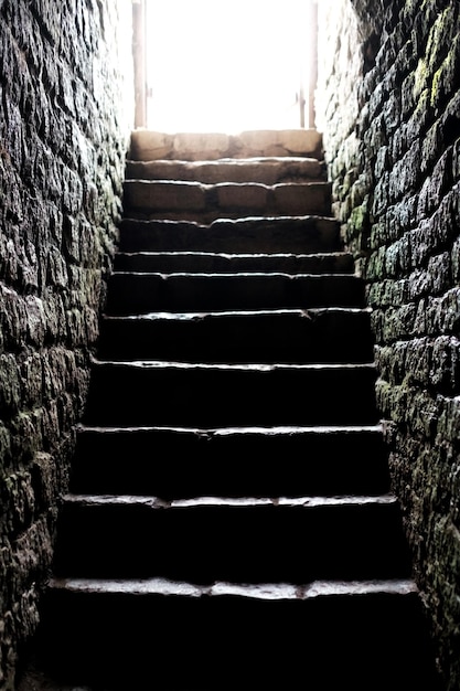 Escadaria de pedra para a cripta Vida após a morte