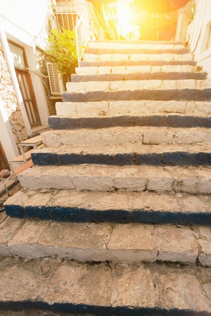 Escadaria de pedra velha leva para cima