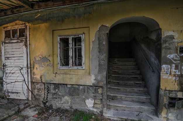 Escadaria em uma casa abandonada