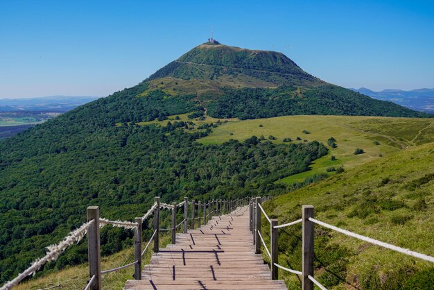 Escadaria longa do caminho para o acesso no vulcão Puy de Dome da montanha em Auvergne france