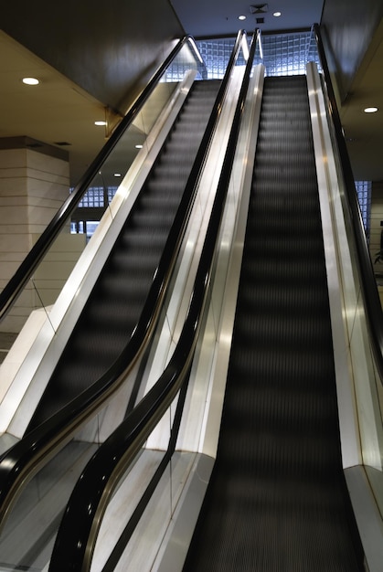 Escadaria moderna dentro de um shopping