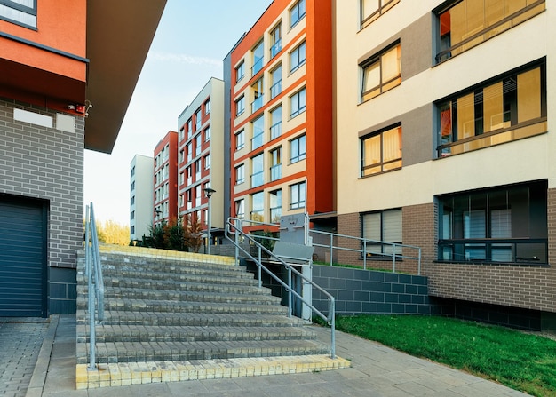 Escadaria na casa moderna do apartamento e no conceito imobiliário complexo do edifício residencial da casa. rua e ao ar livre