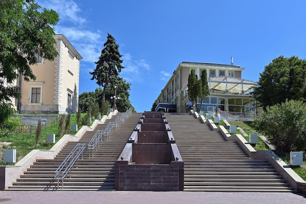 Escadaria para o aterro do lago da cidade de Ternopil