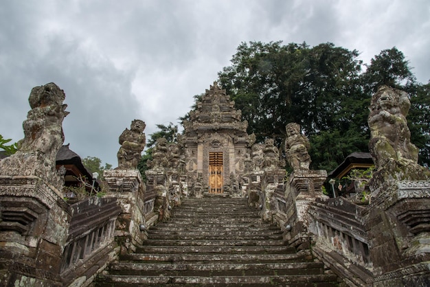 Escadaria que leva ao templo hindu de Pura Kehen em Bali, Indonésia