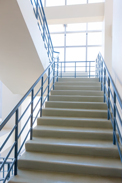 Escadaria - saída de emergência no hotel, escada em close-up, escadas interiores