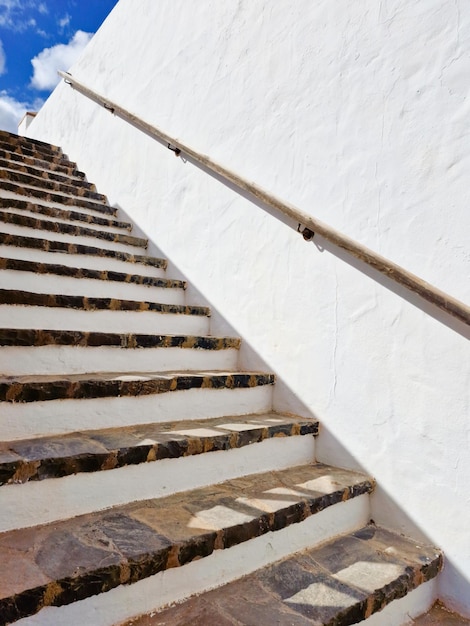 Escadas brancas com céu azul na ilha de Fuerteventura, Espanha