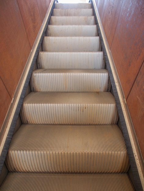 Escadas da escada rolante do metrô