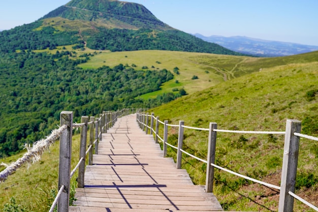 Escadas de acesso ao caminho de madeira do Puy de DÃƒÂƒÃ‚ÂƒÃƒÂ‚Ã‚ÂƒÃƒÂƒÃ‚Â‚ÃƒÂ‚Ã‚Â´me montanha do vulcão nas montanhas centro da frança