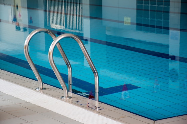 Escadas de aço inoxidável até a piscina