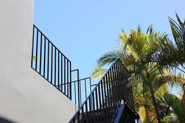 Escadas de aço preto até o segundo andar ao ar livre