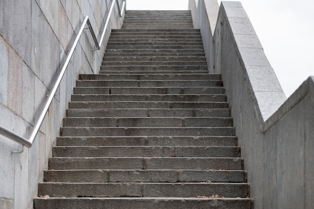 Escadas de concreto que levam à luz