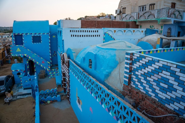 Escadas de cores que sobem a um belo terraço de uma tradicional casa azul
