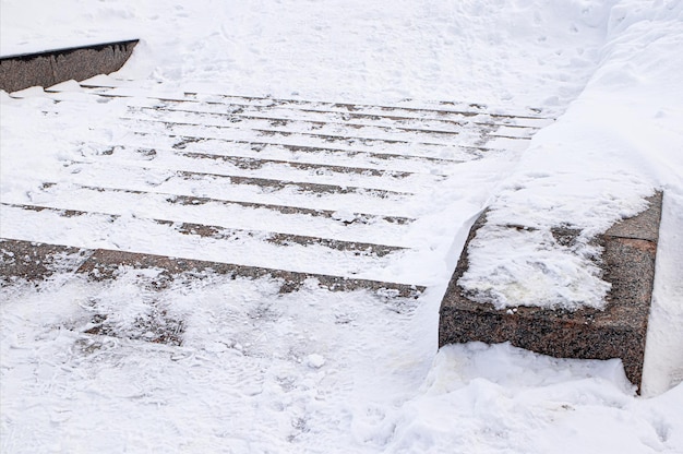 Escadas de inverno Perigo de acidente em degraus escorregadios cobertos de neve