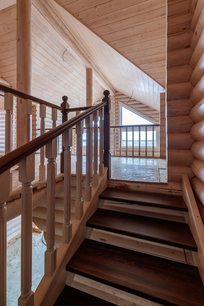Escadas de madeira em uma casa de madeira Arquitetura e design