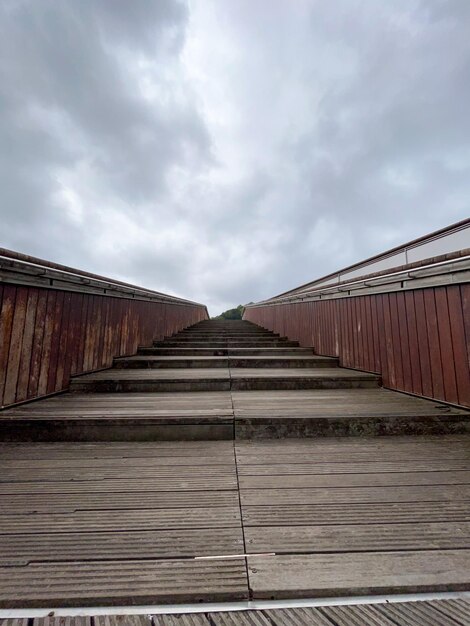 Escadas de madeira modernas em um dia nublado em bilbao