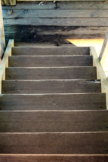 Escadas de madeira na casa de madeira
