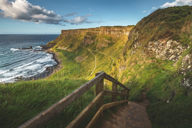 Escadas de pedra que conduzem à costa. Irlanda do Norte