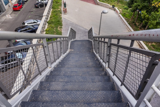 Escadas de uma passarela em um parque urbano