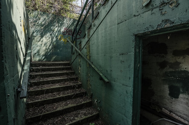 Escadas do prédio abandonado