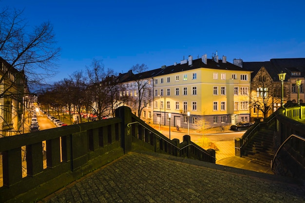 Escadas e City Street em Aachen Alemanha à noite