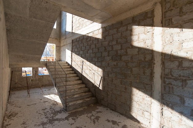 Foto escadas e paredes de concreto em uma nova casa monolítica em construção