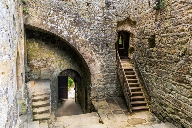 Escadas em ruínas do antigo castelo, antigo edifício de pedra, patrimônio. Arquitetura tradicional europeia, lugares famosos para turismo e viagens