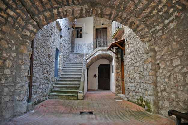 Escadas em um antigo edifício medieval no centro histórico de Castelsaraceno, região da Basilicata, Itália