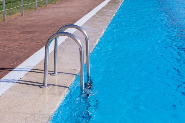 Escadas em uma bela piscina