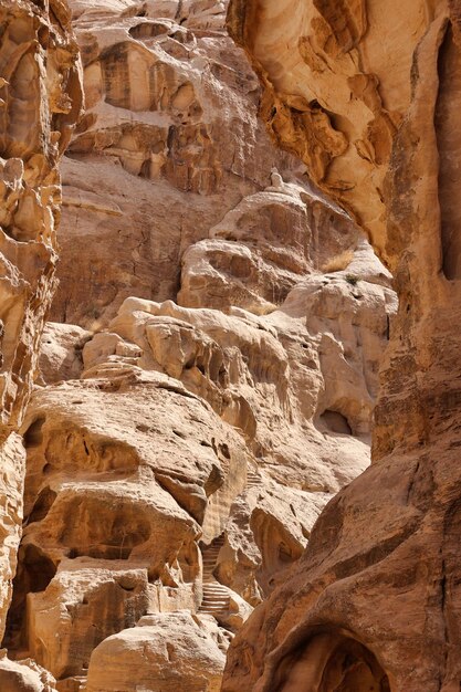 Foto escadas esculpidas em rocha de arenito no sítio arqueológico de little petra, na jordânia