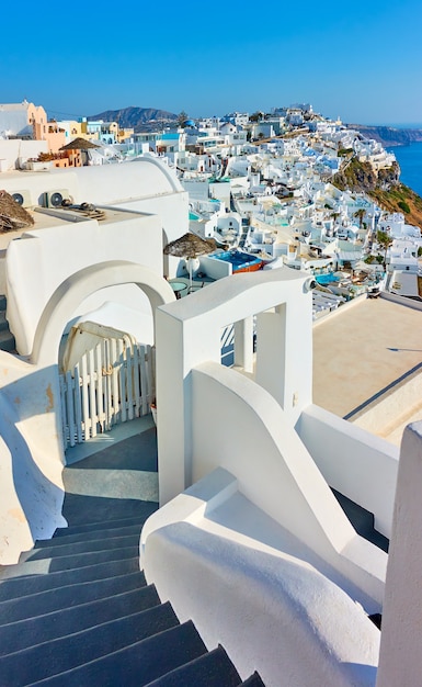 Escadas íngremes da cidade de Fira, na Ilha de Santorini, na Grécia. Paisagem grega