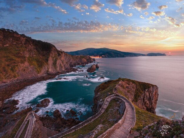 Foto escadas na ilha de gaztelugatxe biscaia país basco espanha