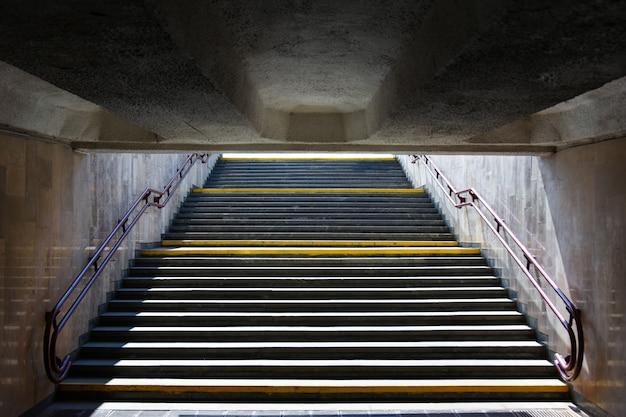 Escadas na saída da passagem subterrânea no metrô