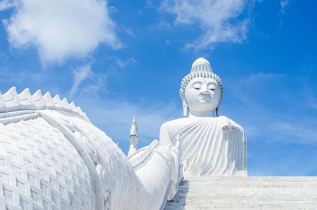 Escadas Naga até um Grande Buda no topo das Colinas Nakkerd em Phuket, na Tailândia