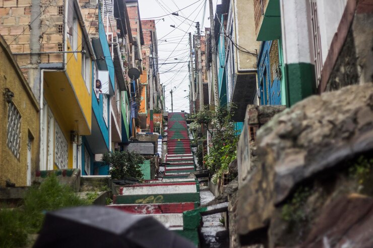 Foto escadas no meio de edifícios
