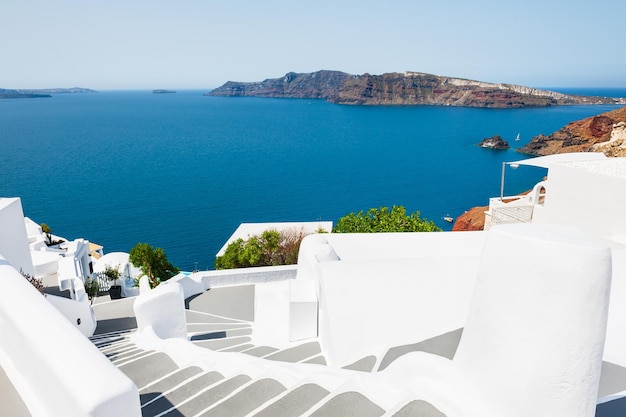 Escadas para o mar. Arquitetura branca na ilha de Santorini, Grécia. Bela paisagem com vista para o mar.