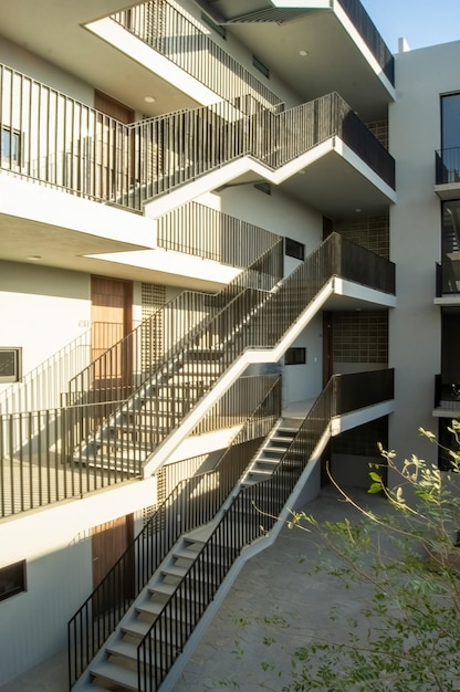 Escadas prédio de apartamentos branco renda portas de madeira pátio central méxico