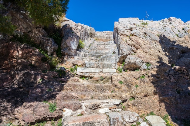 Escadas que conduzem à acrópole em atenas, grécia.