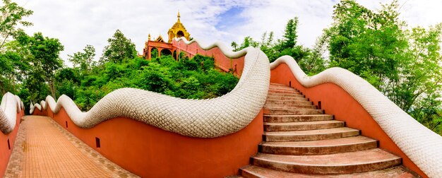 Escadas que levam ao templo Panorama Wat Phra That Doi Phra Shan é outro belo templo