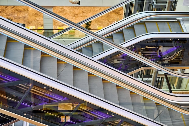 Escadas rolantes cruzadas em shopping center