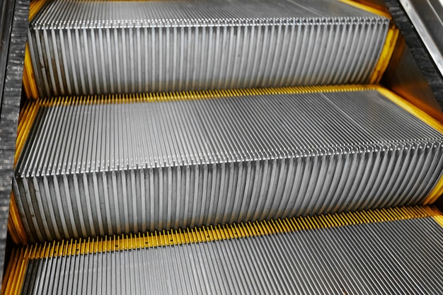 Escadas rolantes fechadas em um shopping center