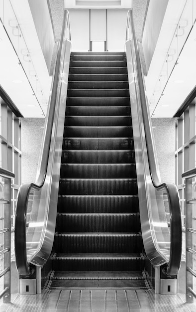 Escadas rolantes vazias no shopping