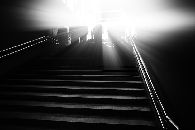 Escadas urbanas diagonais em preto e branco com fundo de luz dramática hd