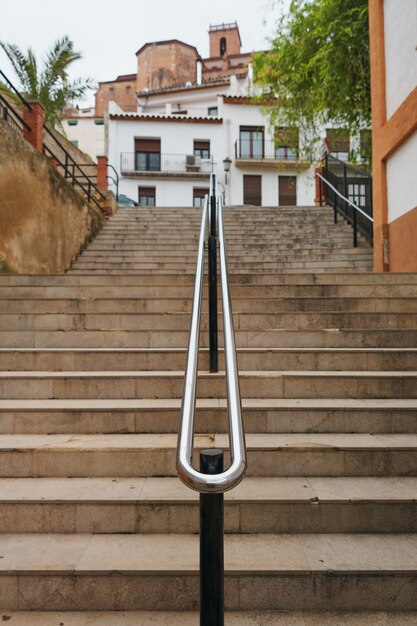 Escadas vazias em ambiente urbano