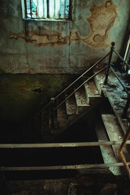 Foto escala abandonada en un edificio antiguo