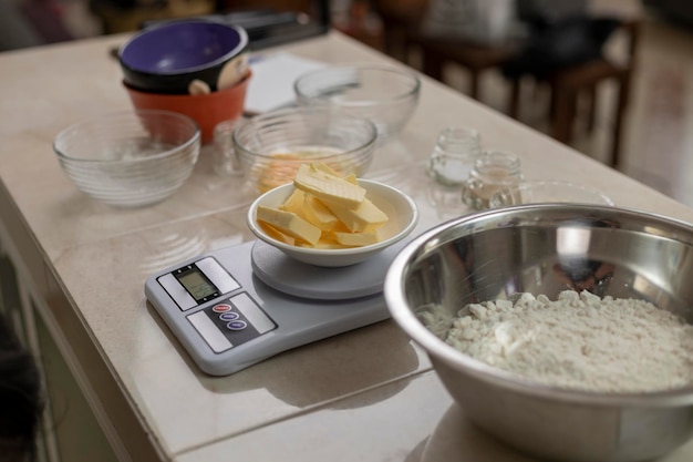 Escala com manteiga e ingredientes para preparar o pão