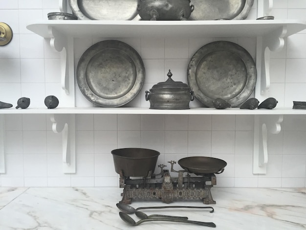 Escala de peso antiga e utensílios de cozinha em casa
