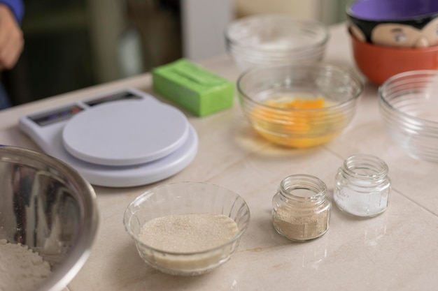 Escala e ingredientes em uma mesa para fazer pão em casa