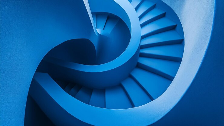 Escala en espiral en tonos azules vibrantes que crea una pieza central arquitectónica moderna